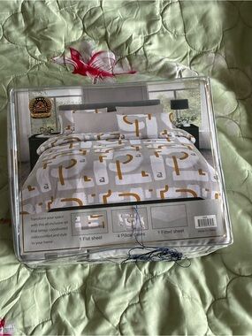 paparazzi White Bedding Set with Gold Geometric Accents